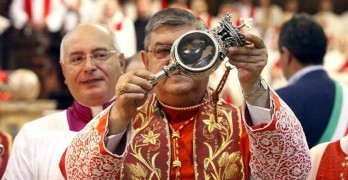 Alle 17:50 l’ansia svanisce.Il Sangue di San Gennaro si è sciolto.