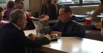 Segrate, al tavolo del McDonald’s c’è il Cavaliere Silvio Berlusconi