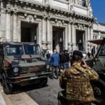 Milano, 20enne si oppone ad un controllo e accoltella un agente e due militari