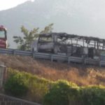 Raccordo AV-SA, bus divorato dalle fiamme