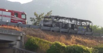 Raccordo AV-SA, bus divorato dalle fiamme