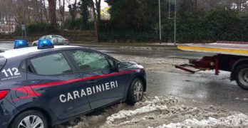 SAN MARTINO VALLE CAUDINA (AV) – PERDE IL CONTROLLO DELL’AUTO E FINISCE FUORI STRADA: DENUNCIATO DAI CARABINIERI PER RIFIUTO AL TEST ALCOLEMICO