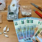 MONTORO (AV) – LOTTA ALLA DROGA: I CARABINIERI ARRESTANO LO SPACCIATORE E DENUNCIANO L’ACQUIRENTE. SEQUESTRATI CIRCA 9 GRAMMI DI EROINA
