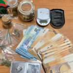 SOLOFRA (AV) – SORPRESI IN POSSESSO DI DROGHE: UN GIOVANE DENUNCIATO PER SPACCIO E UNO SEGNALATO QUALE ASSUNTORE. SEQUESTRATA COCAINA, MARIJUANA HASHISH E OLTRE 5.700 EURO IN CONTANTI