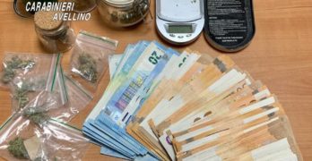 SOLOFRA (AV) – SORPRESI IN POSSESSO DI DROGHE: UN GIOVANE DENUNCIATO PER SPACCIO E UNO SEGNALATO QUALE ASSUNTORE.  SEQUESTRATA COCAINA, MARIJUANA HASHISH E OLTRE 5.700 EURO IN CONTANTI