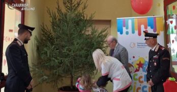 Solofra (AV) – I Carabinieri addobbano l’albero di Natale insieme ai bambini dell’asilo nido